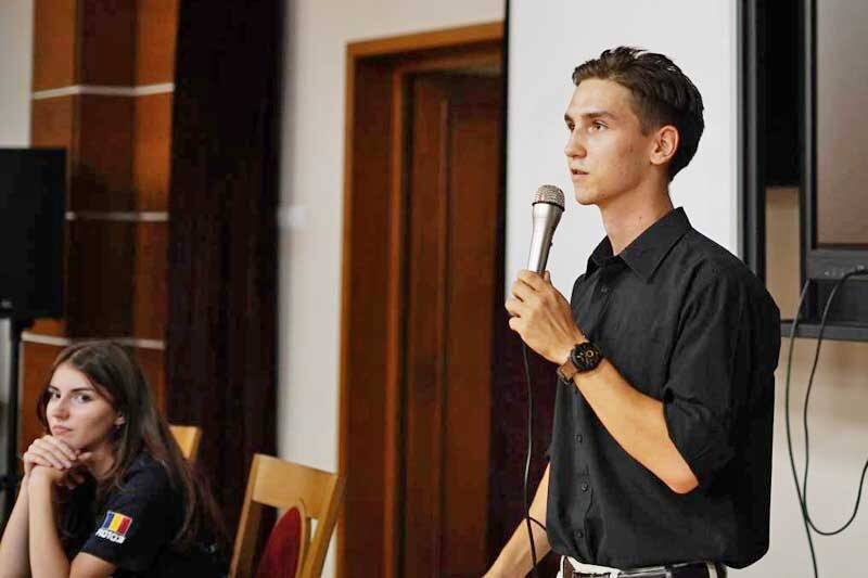 Elevi participând la tabăra de robotică