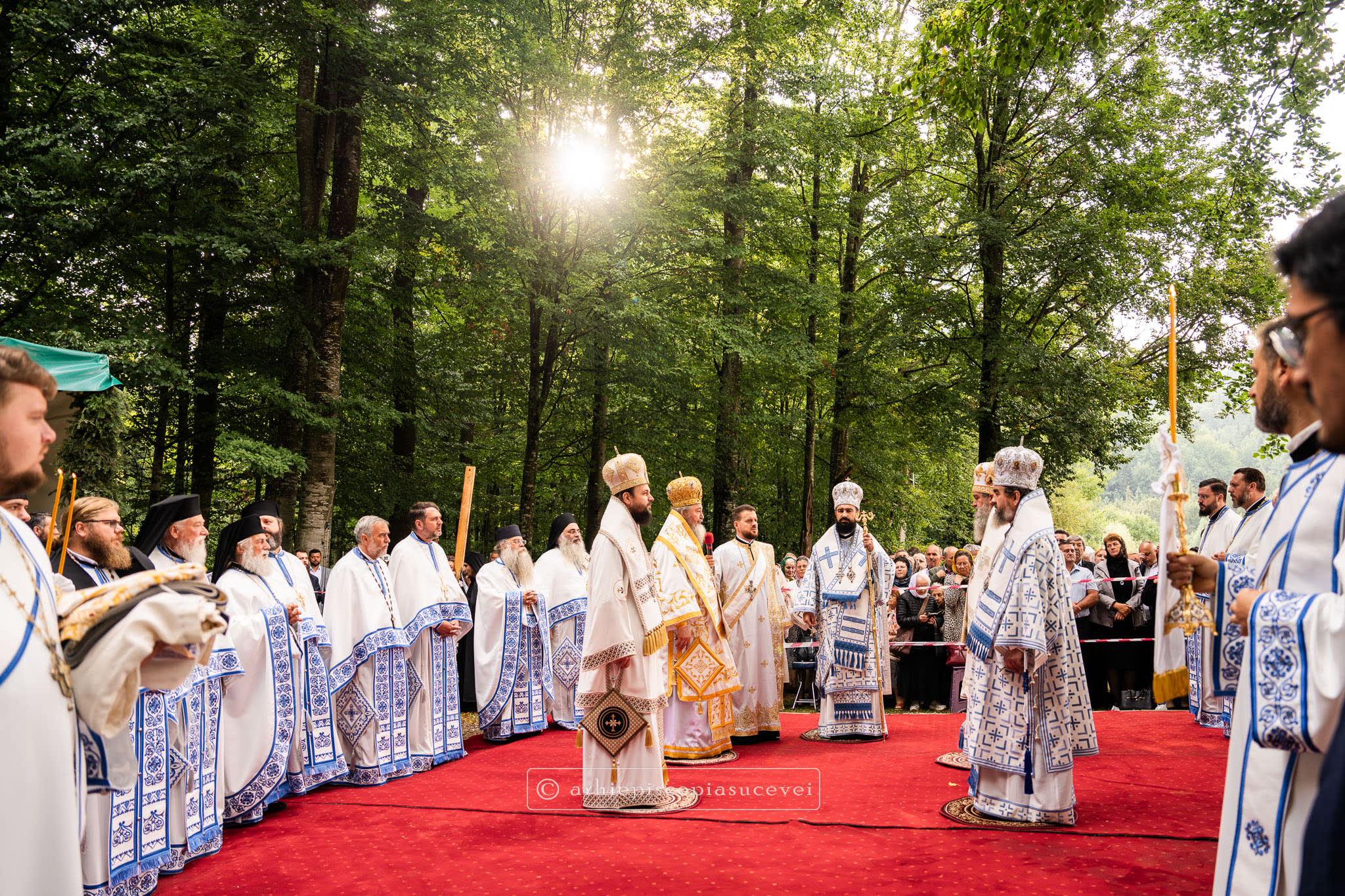 Procesiune cu icoana Maicii Domnului în pădurea de la Râșca
