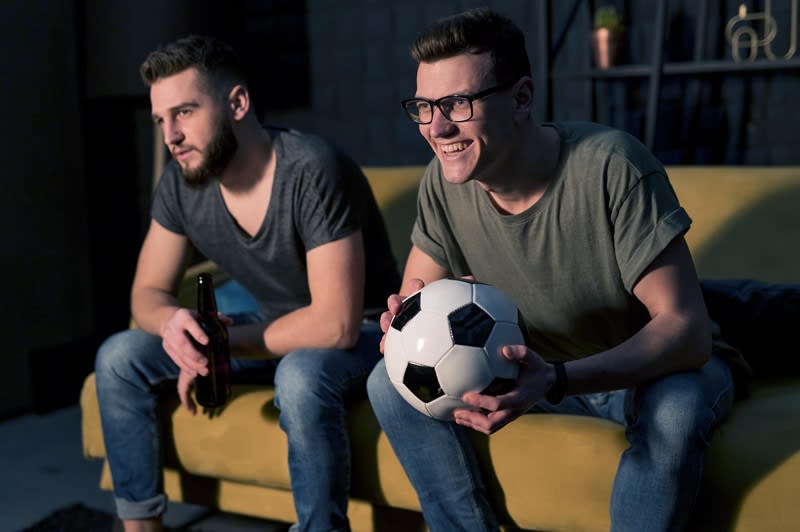 Suporteri de fotbal analizând statistici înainte de meci Suporteri de fotbal analizând statistici înainte de meci