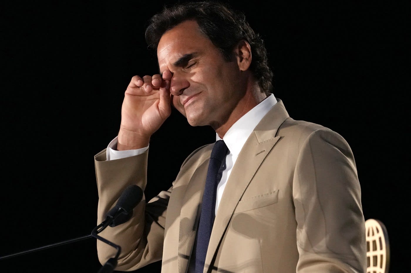 Roger Federer plângând în timpul discursului la Hall of Fame Roger Federer plângând în timpul discursului la Hall of Fame
