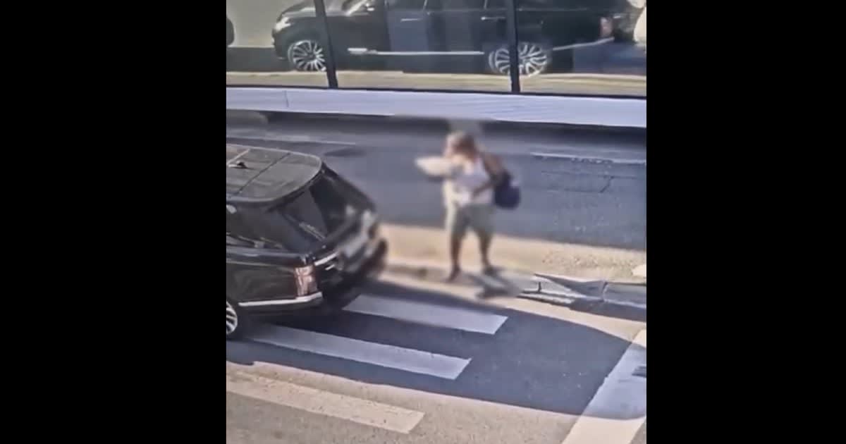 Polițiști în timpul liber imobilizând suspectul unui furt în București Polițiști în timpul liber imobilizând suspectul unui furt în București