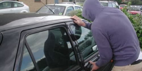 Mașină furată din Valea Plopului, abandonată într-un șanț din Predeal-Sărari