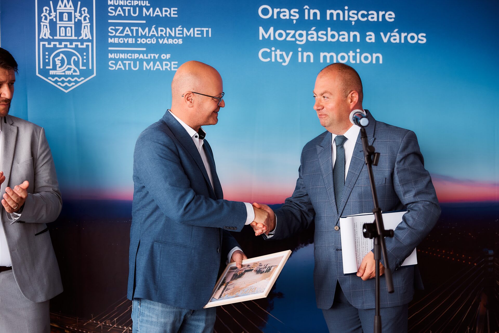 Clădire nouă a școlii gimnaziale din Satu Mare, elevi în curte Clădire nouă a școlii gimnaziale din Satu Mare, elevi în curte