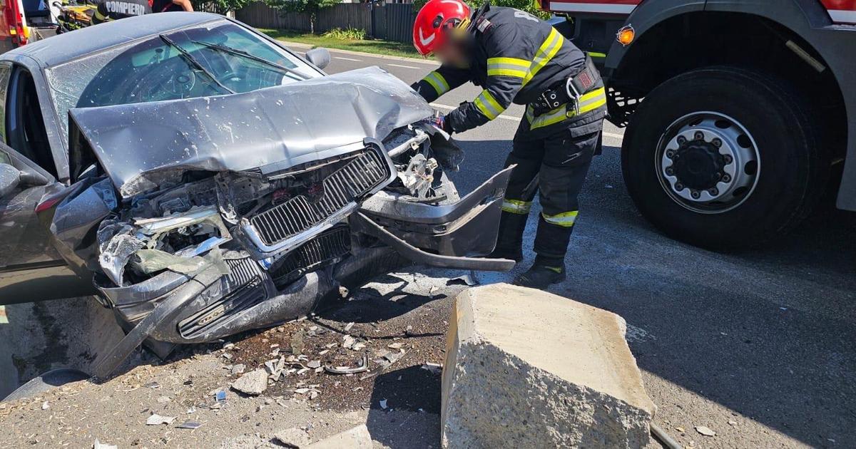 Autoturism intrat într-un cap de pod, intervenție pompieri Iași Autoturism intrat într-un cap de pod, intervenție pompieri Iași