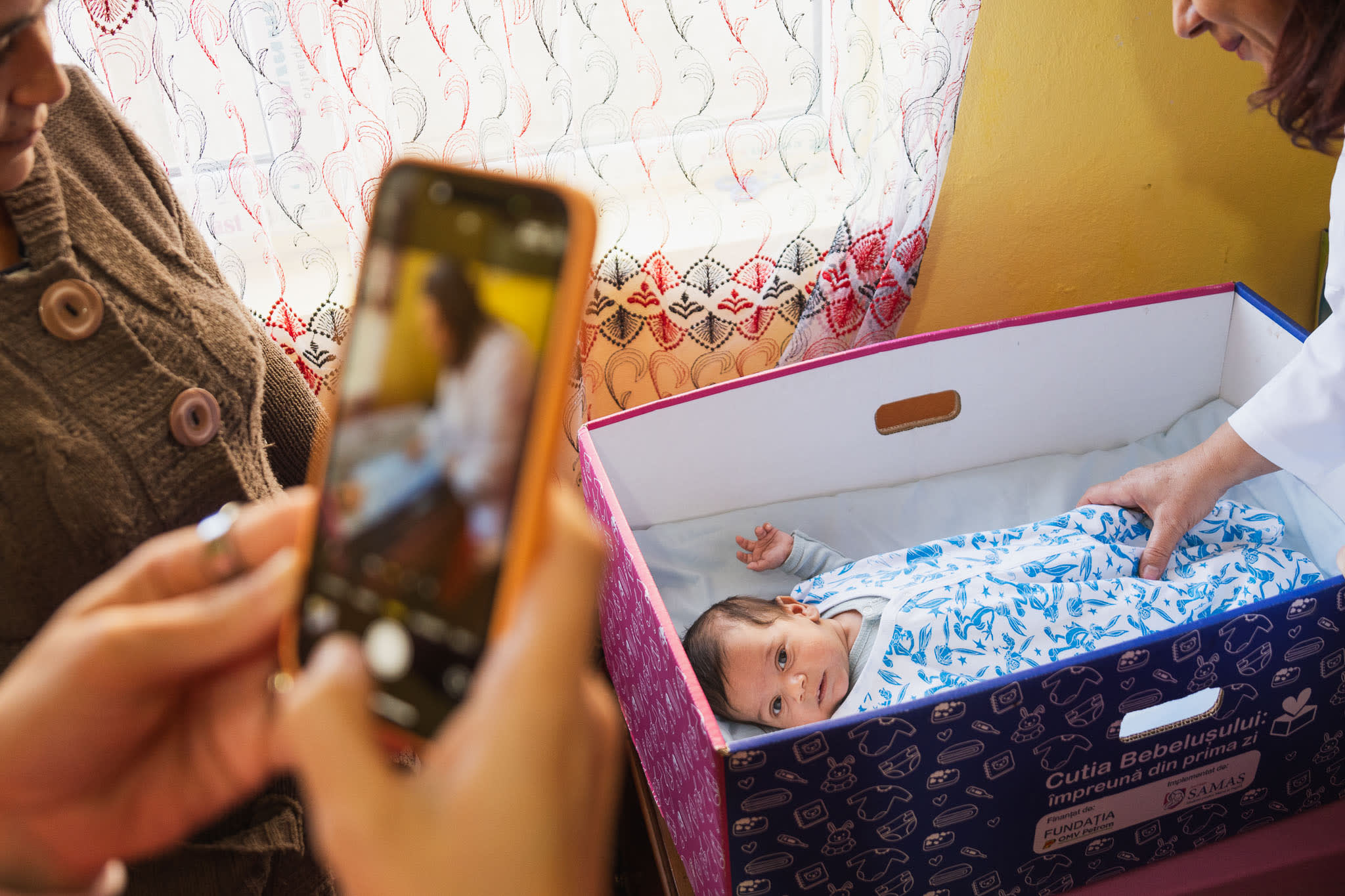 Mama și bebeluș în satul Lăcusteni, Ialomița Mama și bebeluș în satul Lăcusteni, Ialomița