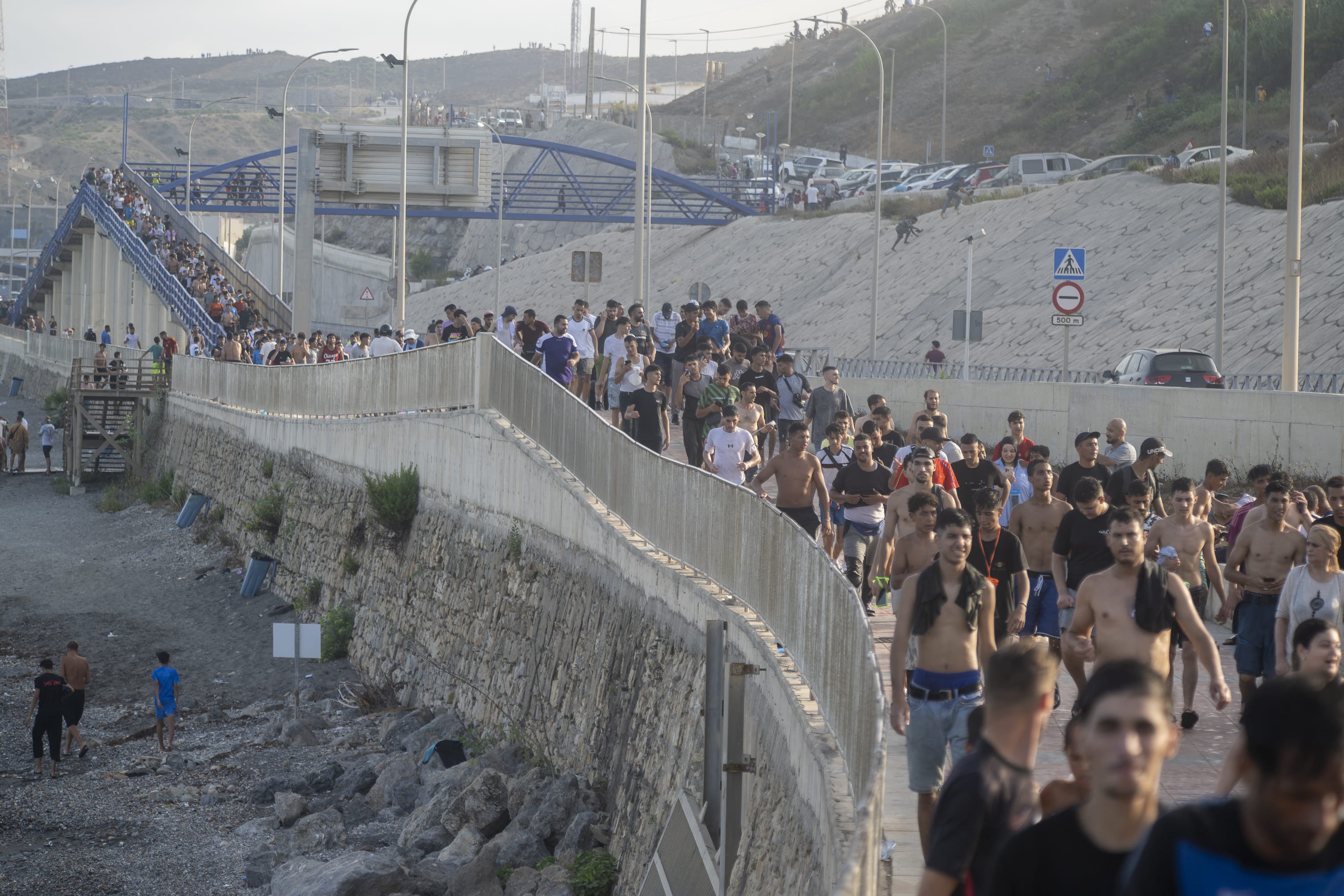 Migranti pe plaja din Ceuta, poliție și localnici în acțiune Migranti pe plaja din Ceuta, poliție și localnici în acțiune