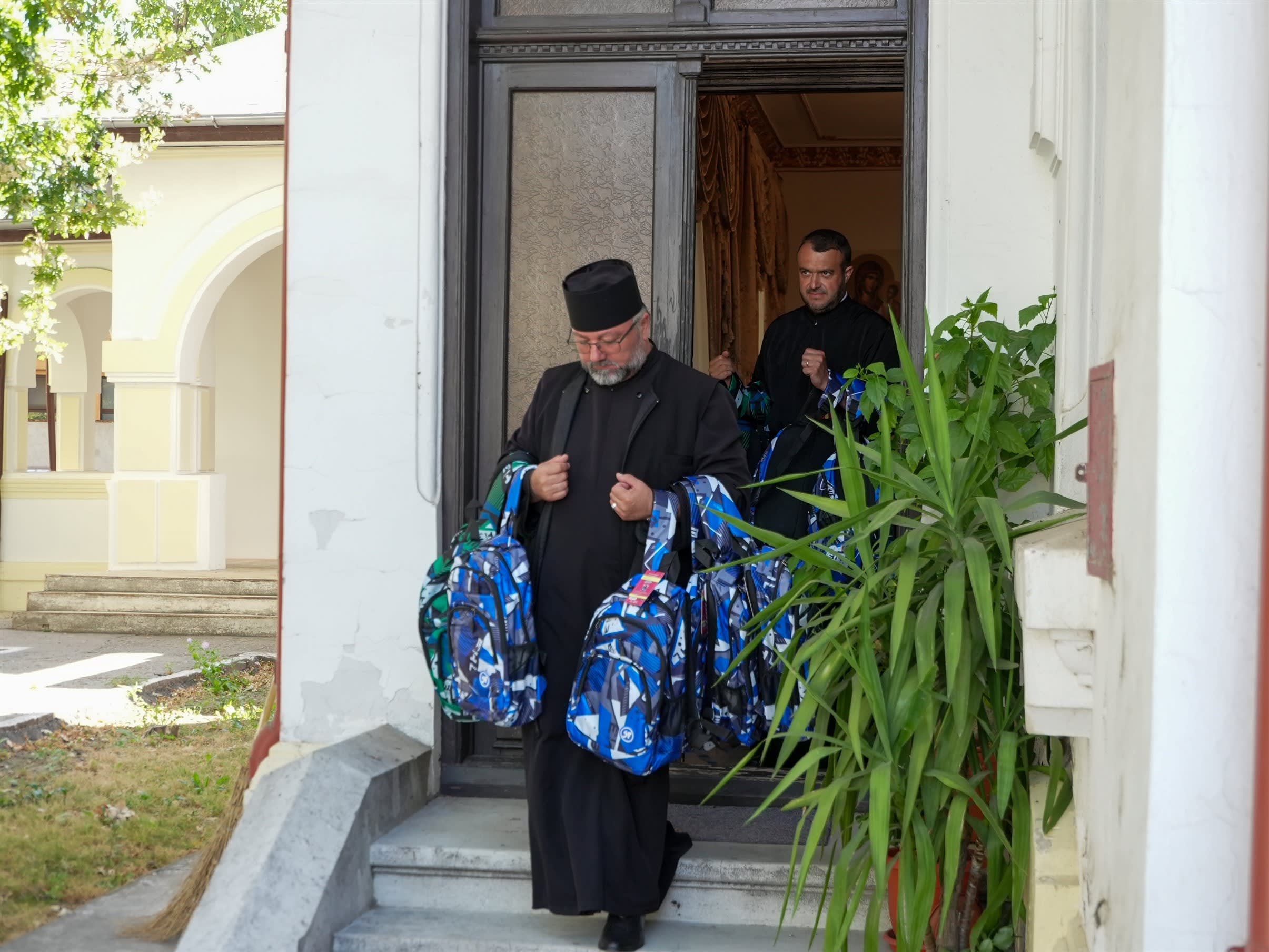 Elevi primiți ghiozdane și rechizite în biserică