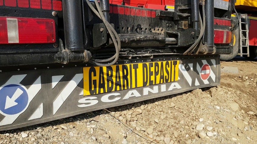 Camion agabaritic pe șosea, poliție rutieră însoțind vehiculul