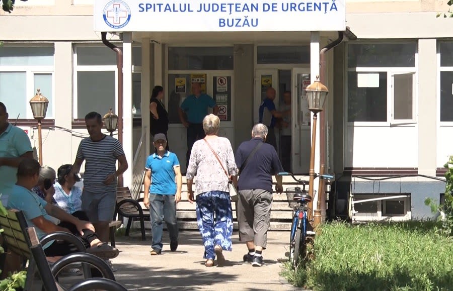 Medicul verificând pacientul cu vertij, în cabinetul medical din Buzău Medicul verificând pacientul cu vertij, în cabinetul medical din Buzău