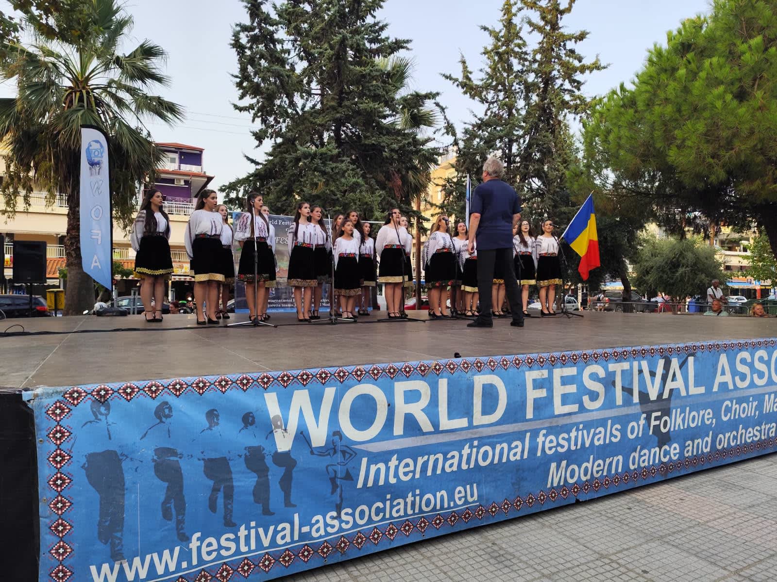Corala Fantasia din Vaslui câștigând trofeul în Grecia Corala Fantasia din Vaslui câștigând trofeul în Grecia