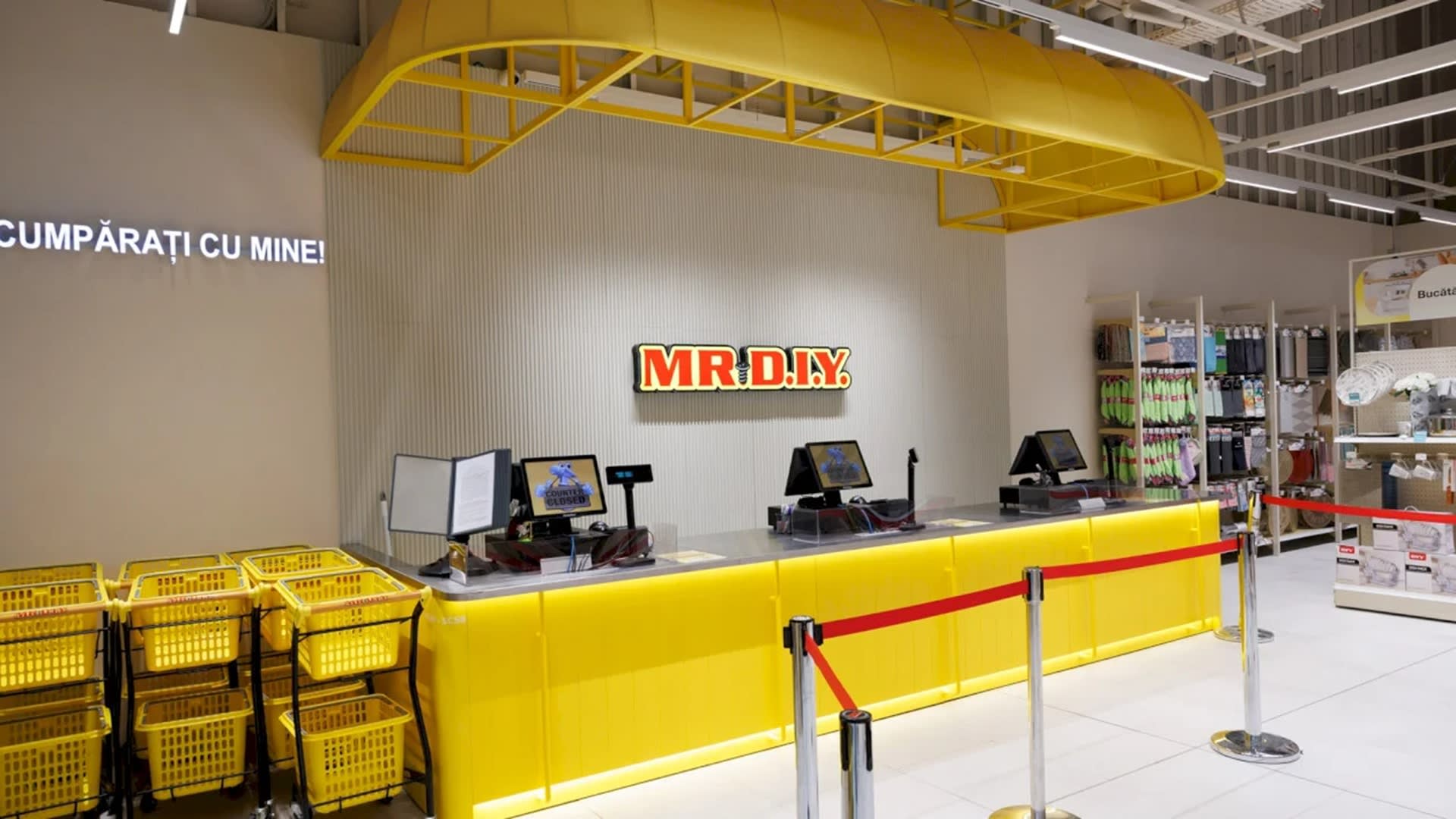 Magazin Mr. DIY în Colosseum Mall, București, cu rafturi pline de produse Magazin Mr. DIY în Colosseum Mall, București, cu rafturi pline de produse