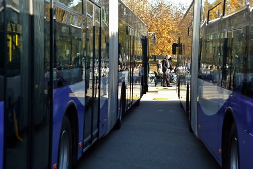 Autobuz pe traseu în Timișoara, stație de autobuz, trafic fluid