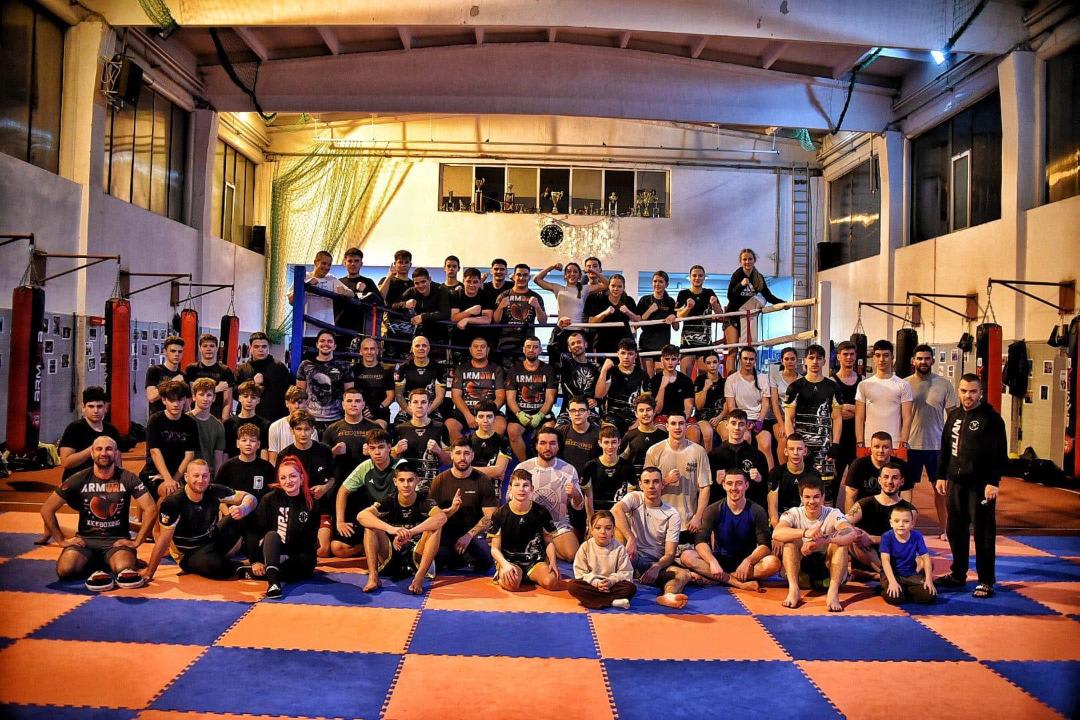 Antrenament de kickboxing în sala clubului Șomo Timișoara