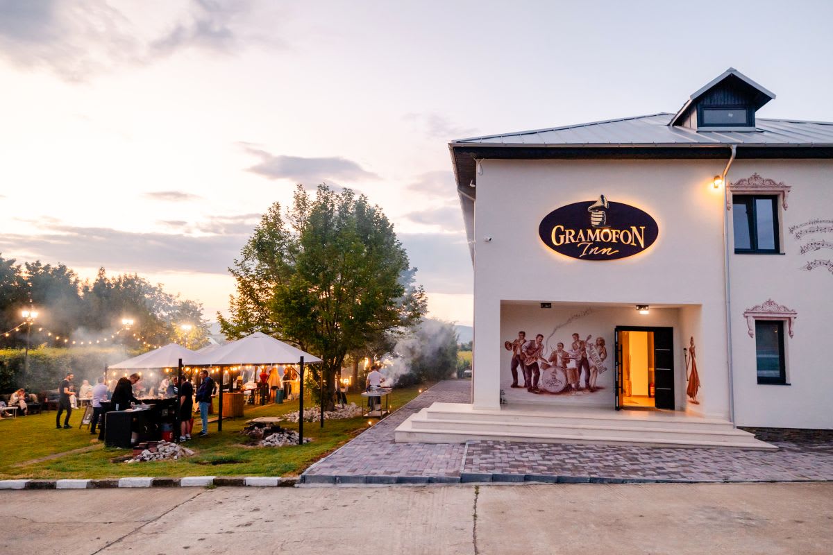 Gramofon Wine creează o experiență unică în Dealu Mare, unde vinul și arta se întâlnesc