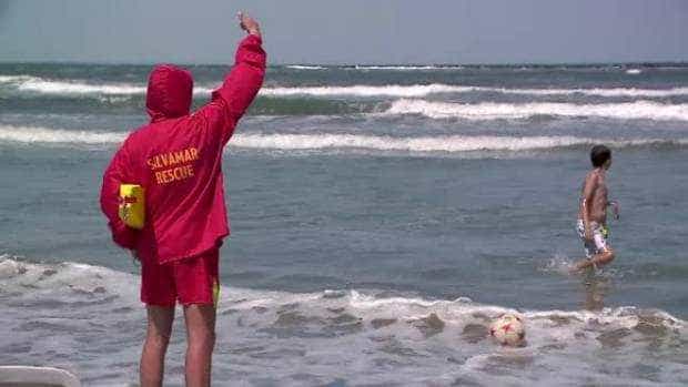 Copil de 12 ani, scos din mare de turiști pe o plajă neamenajată din Eforie Nord