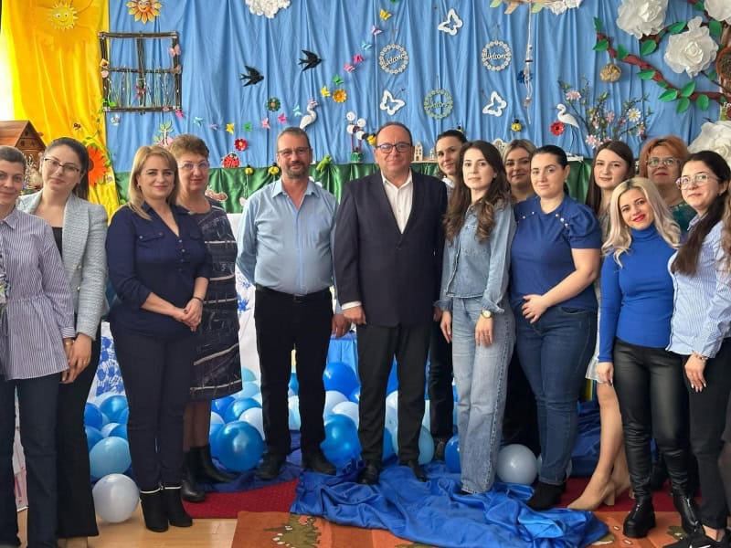 Luminița Agape, noul director interimar la Grădinița Nr. 1 din Târgu-Neamț, în fața unității Luminița Agape, noul director interimar la Grădinița Nr. 1 din Târgu-Neamț, în fața unității