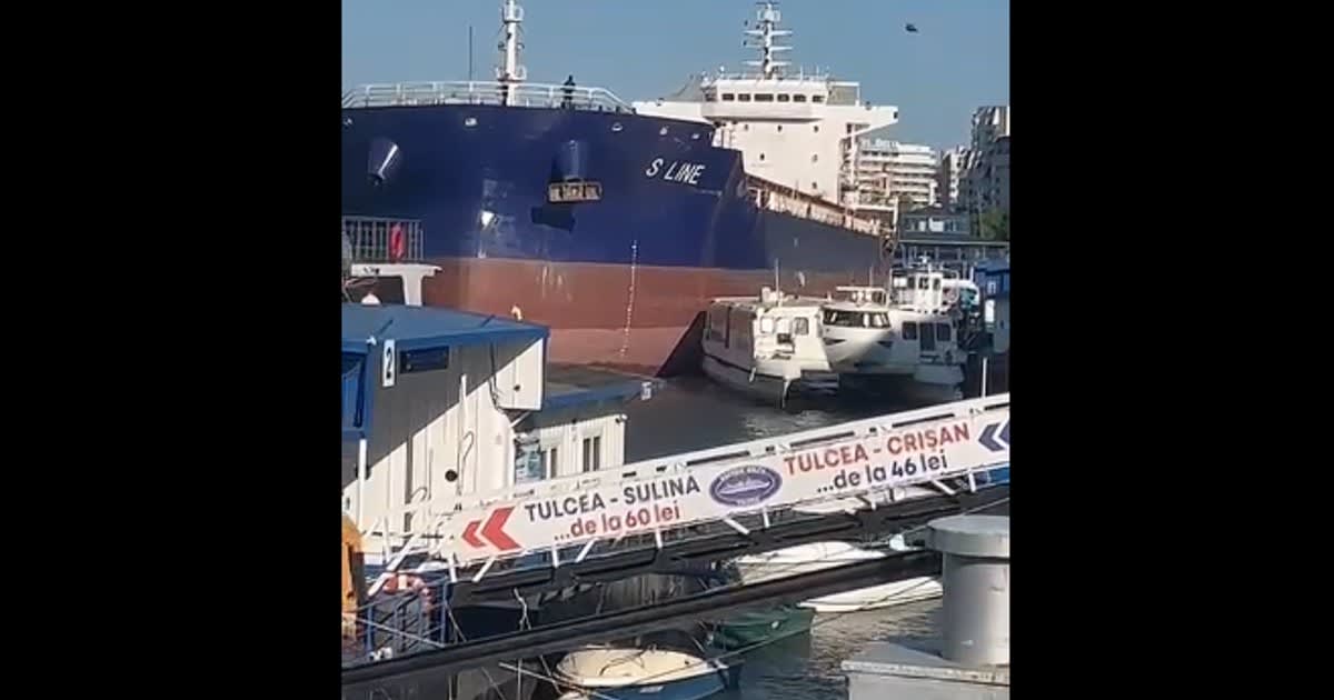 Nava comercială lovind pontoane și ambarcațiuni pe Dunăre în Tulcea Nava comercială lovind pontoane și ambarcațiuni pe Dunăre în Tulcea