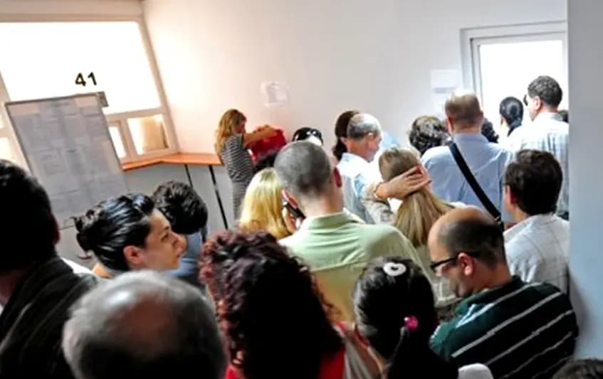 Persoană în căutarea unui loc de muncă, birou AJOFM Bacău Persoană în căutarea unui loc de muncă, birou AJOFM Bacău