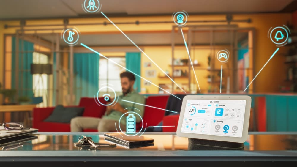 Casa modernă inteligentă cu sisteme automatizate de iluminat și control termic