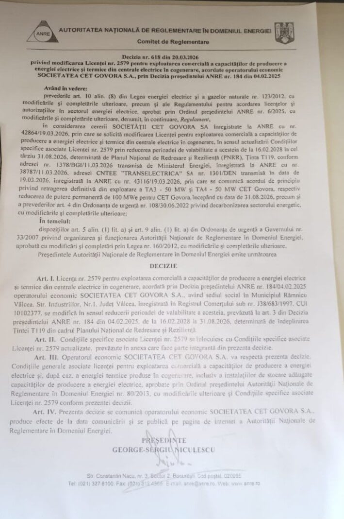 Fostul ministru Bogdan Ivan în fața centralei CET Govora