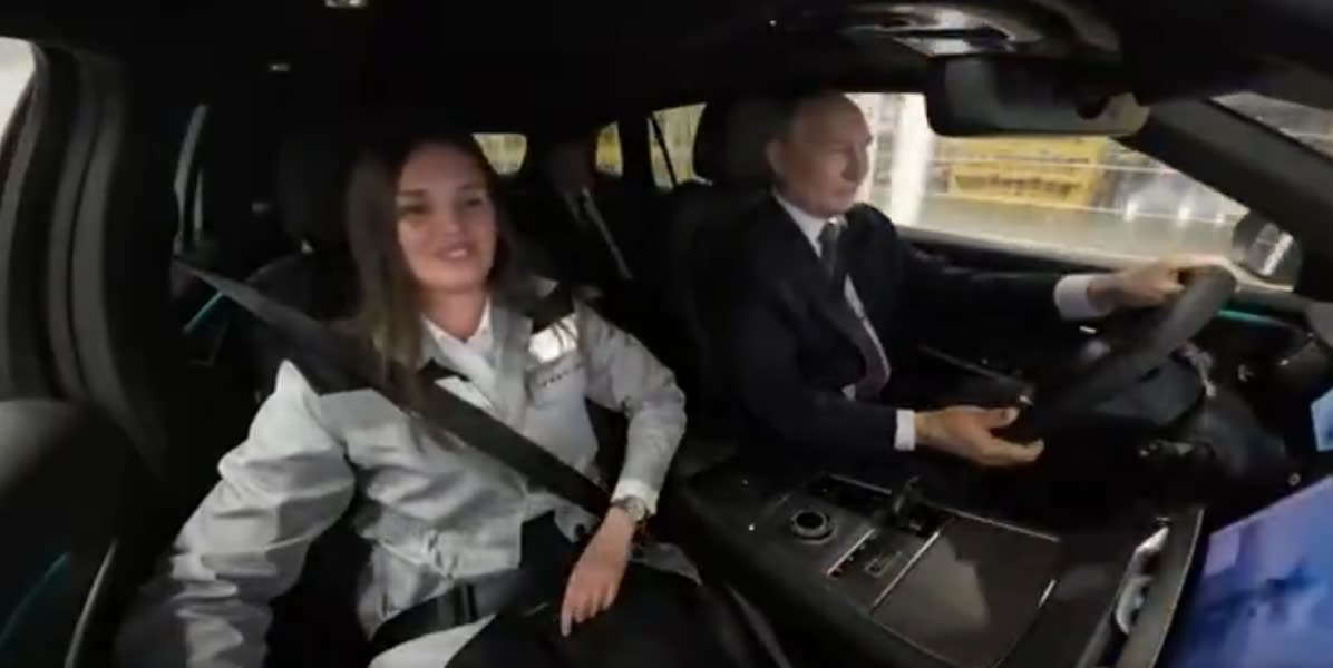 Vladimir Putin în timpul testării noului model auto Volga K50 în Rusia Vladimir Putin în timpul testării noului model auto Volga K50 în Rusia
