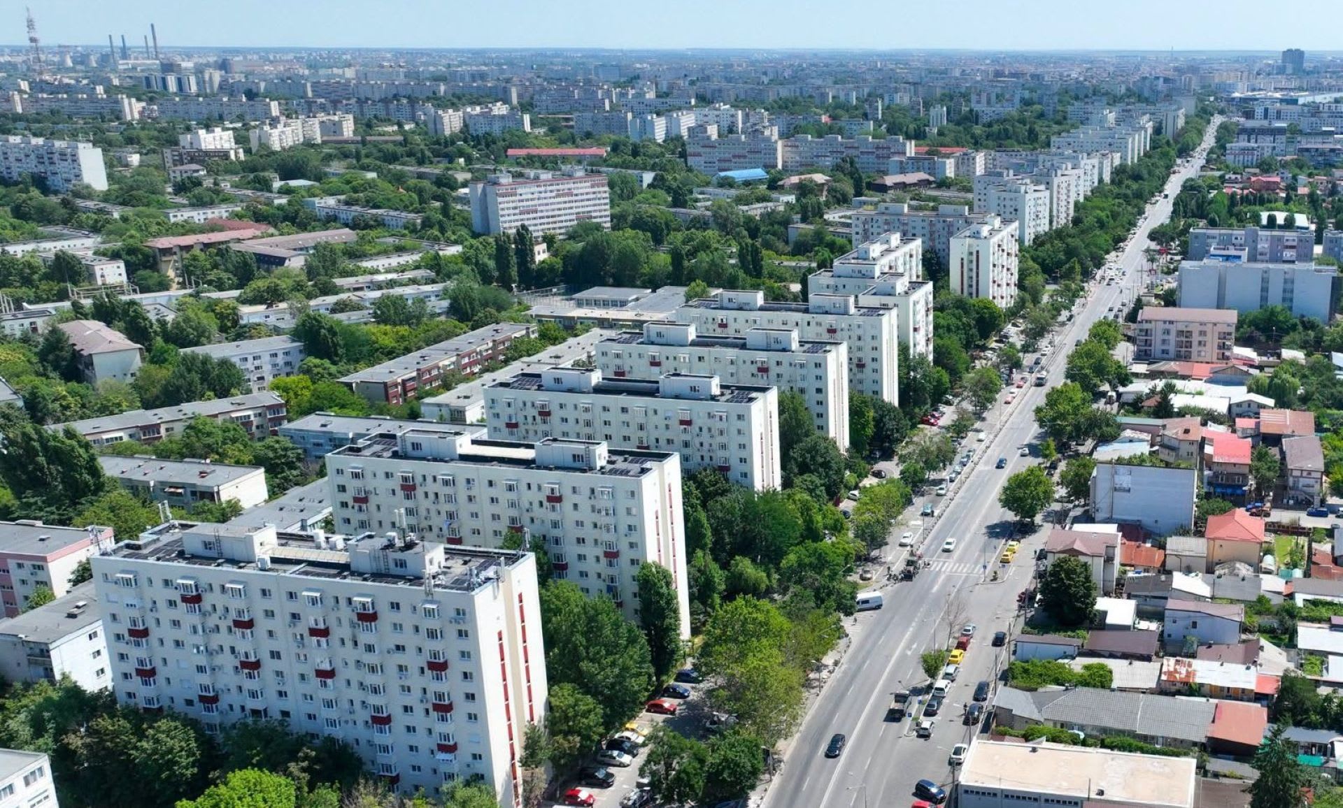 Primar Daniel Băluță explicând criteriile de reabilitare în fața blocului Primar Daniel Băluță explicând criteriile de reabilitare în fața blocului