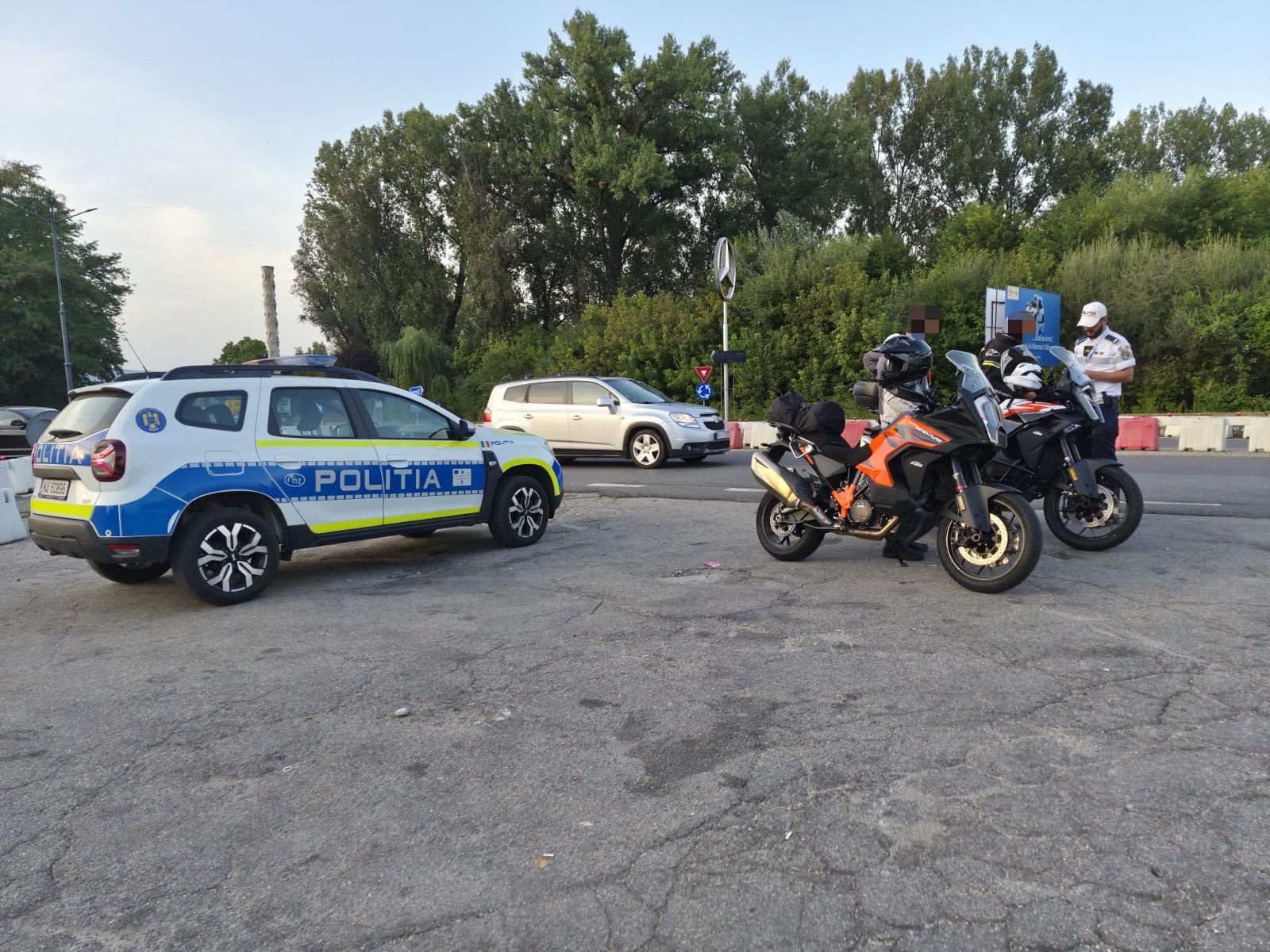 Polițiști rutieri verificând șoferi pe drumurile din Vâlcea Polițiști rutieri verificând șoferi pe drumurile din Vâlcea