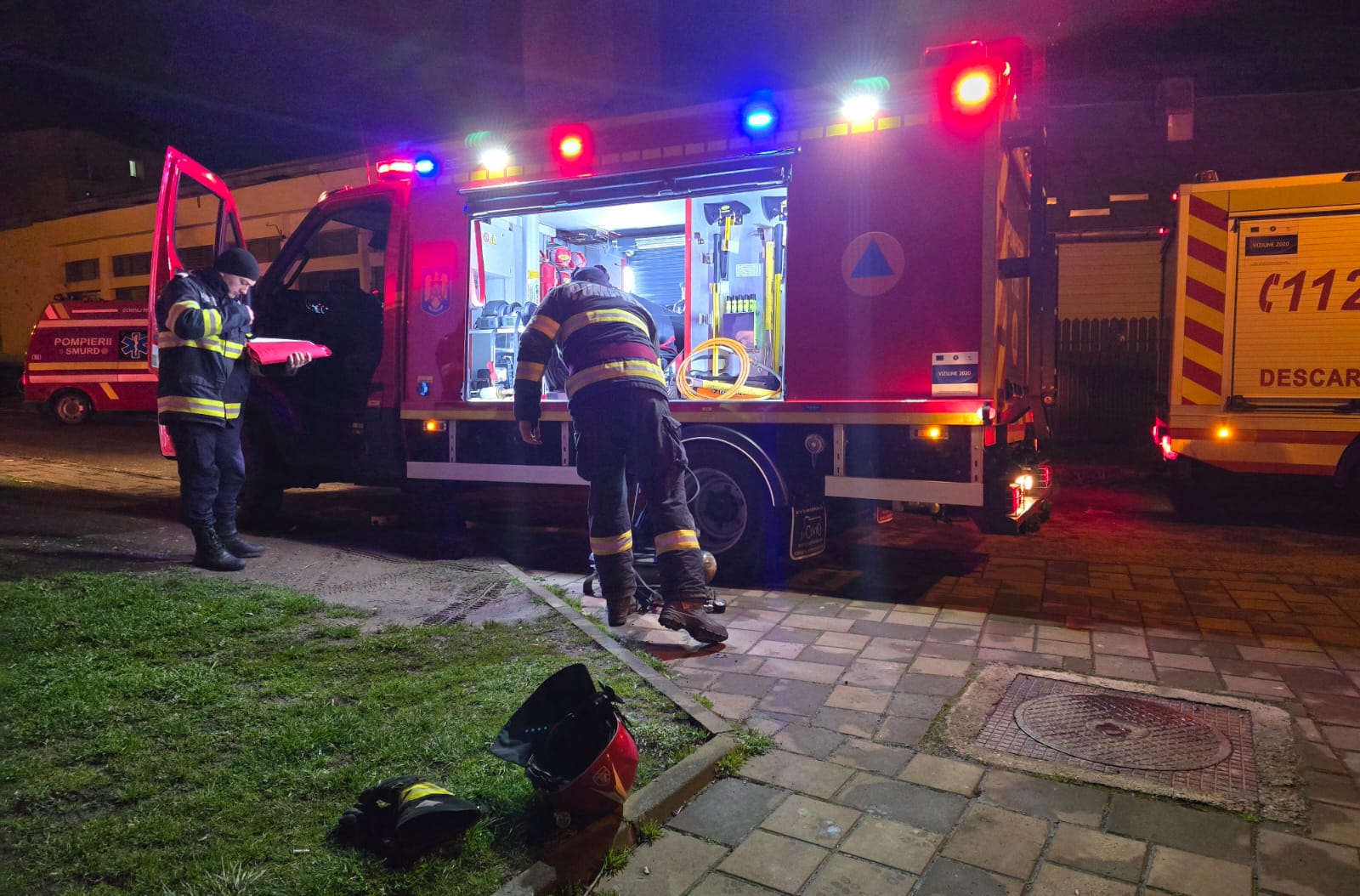 Pompieri în acțiune stingând un incendiu la o anexă gospodărească Pompieri în acțiune stingând un incendiu la o anexă gospodărească
