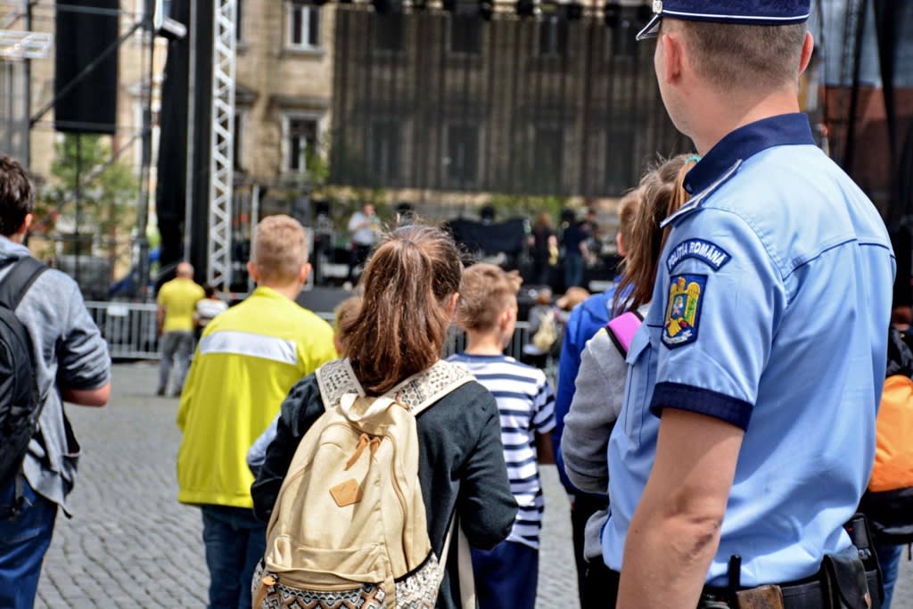Poliția desfășoară campania „Super-eroul sigur – Misiunea: Alegeri Bune!” pentru elevi