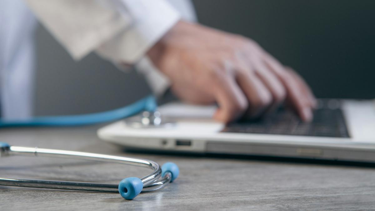 Românii pot accesa E-Sănătatea Mea începând cu 1 septembrie 2026 și își pot crea cont online