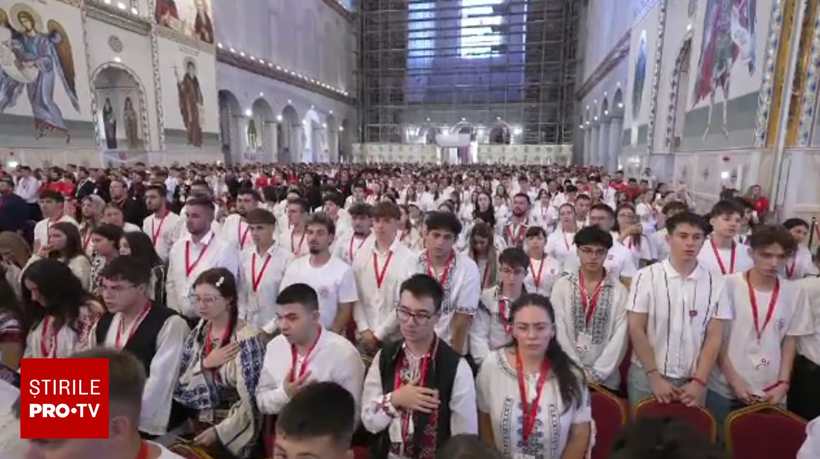Tineri ortodocși participând la eveniment în fața Catedralei Naționale Tineri ortodocși participând la eveniment în fața Catedralei Naționale