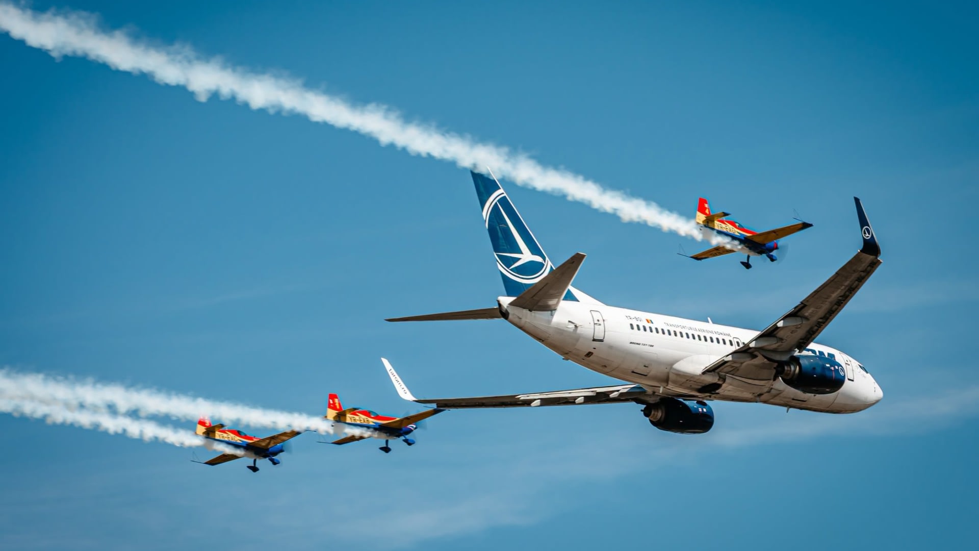 Formații aeriene Frecce Tricolori și Turkish Stars în zbor sincronizat deasupra aeroportului Băneasa Formații aeriene Frecce Tricolori și Turkish Stars în zbor sincronizat deasupra aeroportului Băneasa