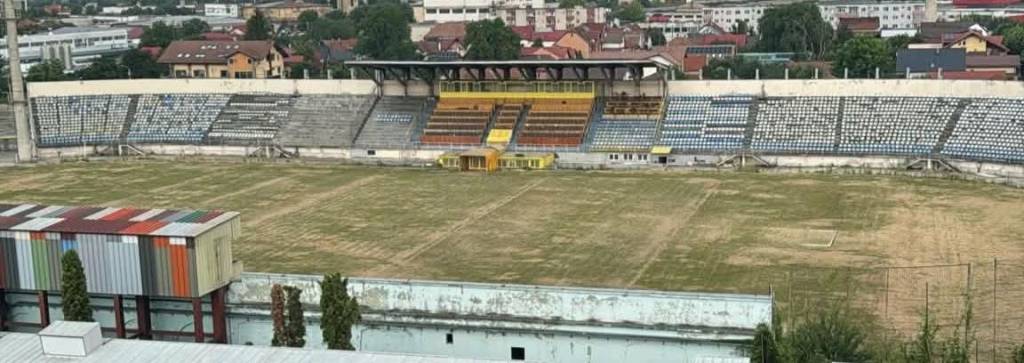 Constructori în șantier la stadionul din Brașov Constructori în șantier la stadionul din Brașov