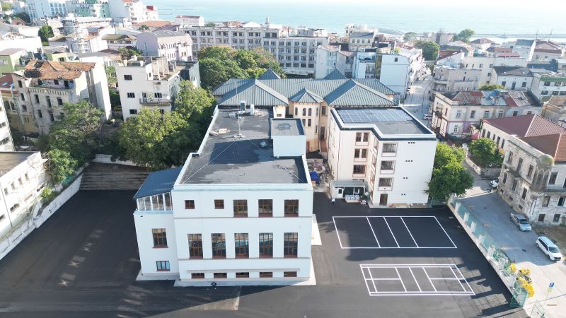 Spațiu exterior reabilitat la Colegiul Mihai Eminescu, terenuri de sport și alei modernizate