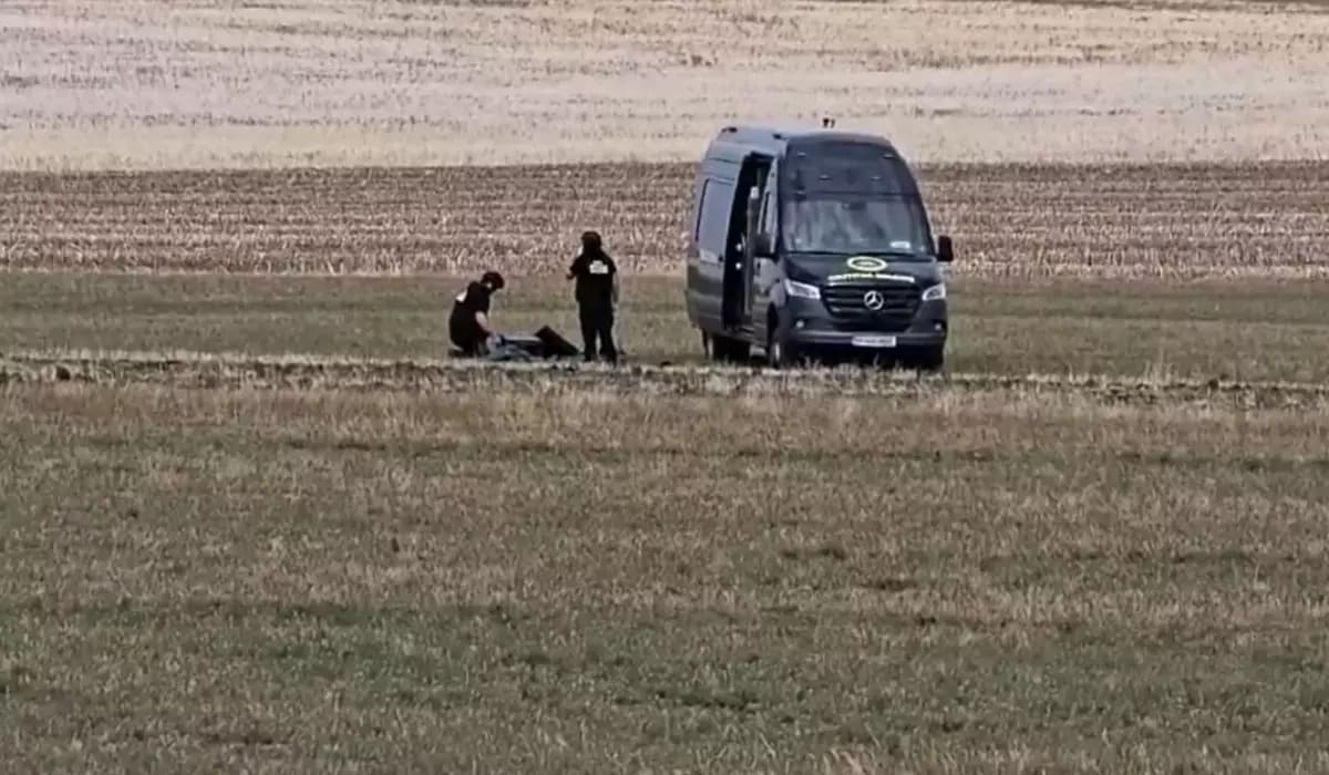 (FOTO) Dronă prăbușită pe un câmp din Viișoara, Vaslui. Autoritățile au intrat în alertă
