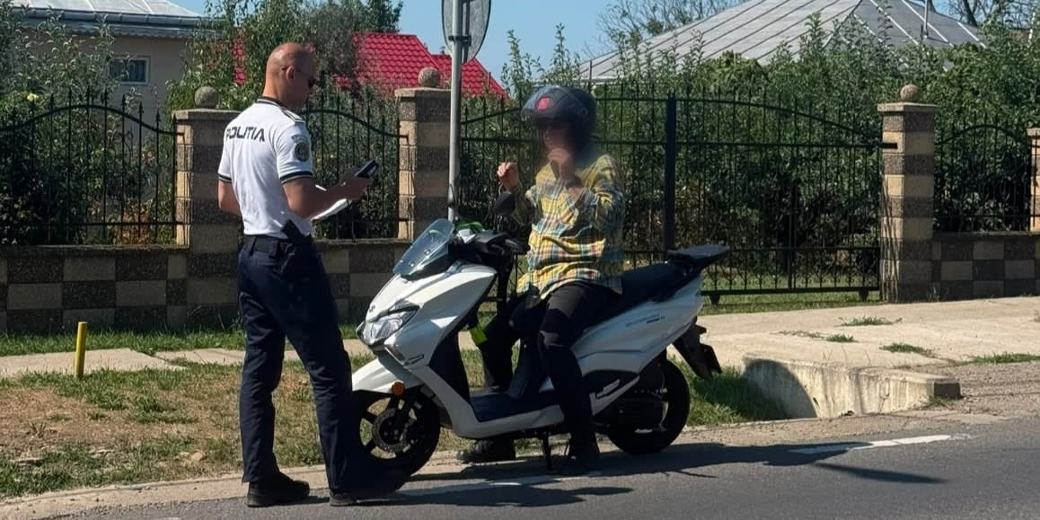 Polițiști suceveni verificând biciclete și trotinete în trafic Polițiști suceveni verificând biciclete și trotinete în trafic