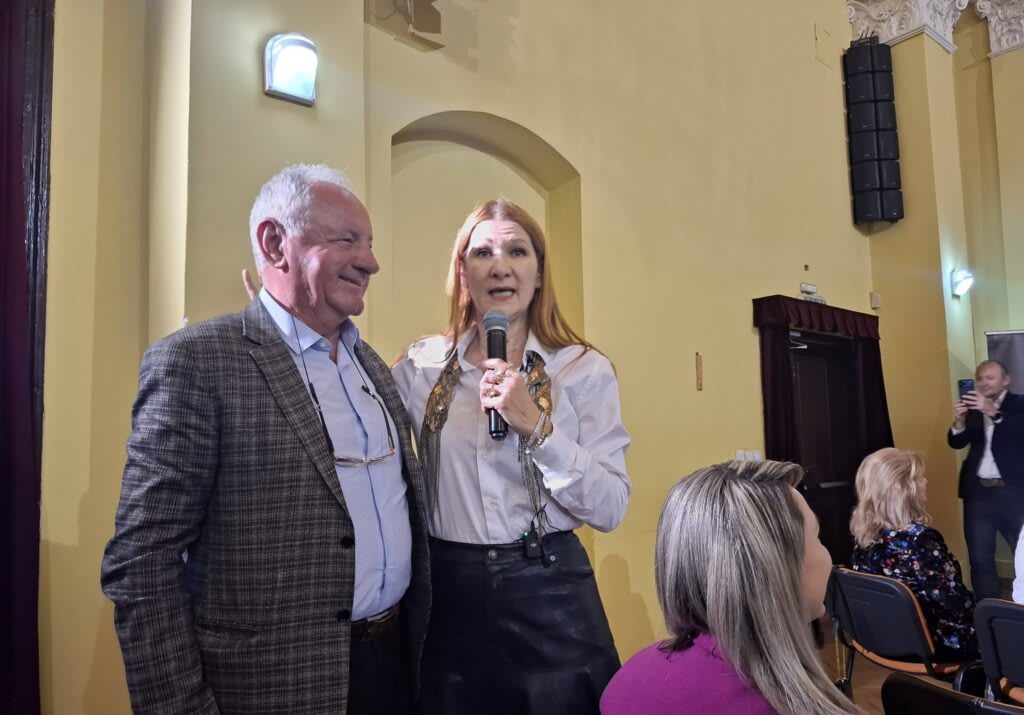 Prof. univ. dr. Loredana Pădurean transmite un mesaj emoționant la lansarea primelor cărți în limba română
