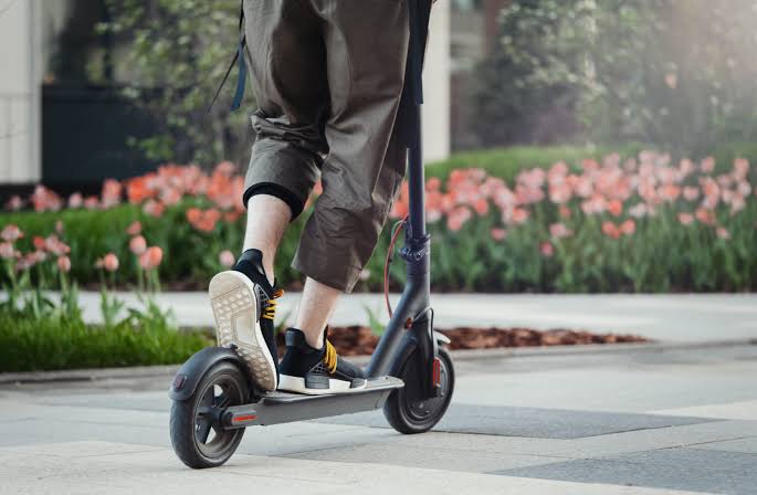 Trotinete electrice circulând cu viteză pe pista de biciclete din Baza Gheorgheni, în apropierea copiilor Trotinete electrice circulând cu viteză pe pista de biciclete din Baza Gheorgheni, în apropierea copiilor