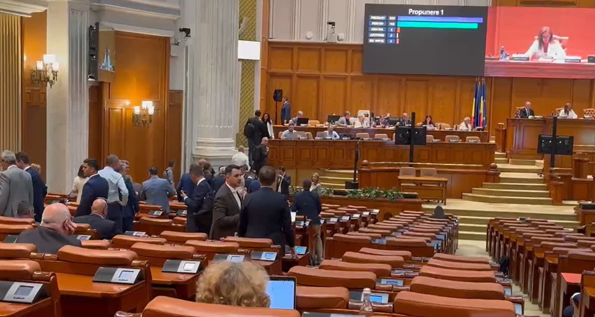 Scandal în Parlament: USR și PNL au părăsit sala după pierderea a două funcții, atribuite AUR și SOS România