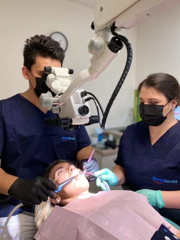 medic stomatolog cu microscop dentar în cabinet medic stomatolog cu microscop dentar în cabinet