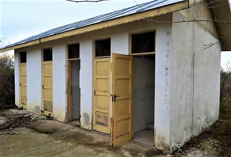 clădire școală modernizată, elevi în curte clădire școală modernizată, elevi în curte