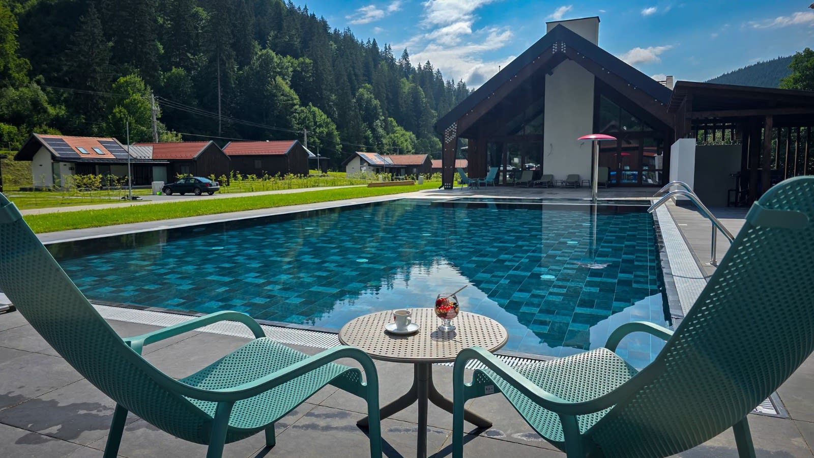 vile moderne cu piscină încălzită în munți, natură