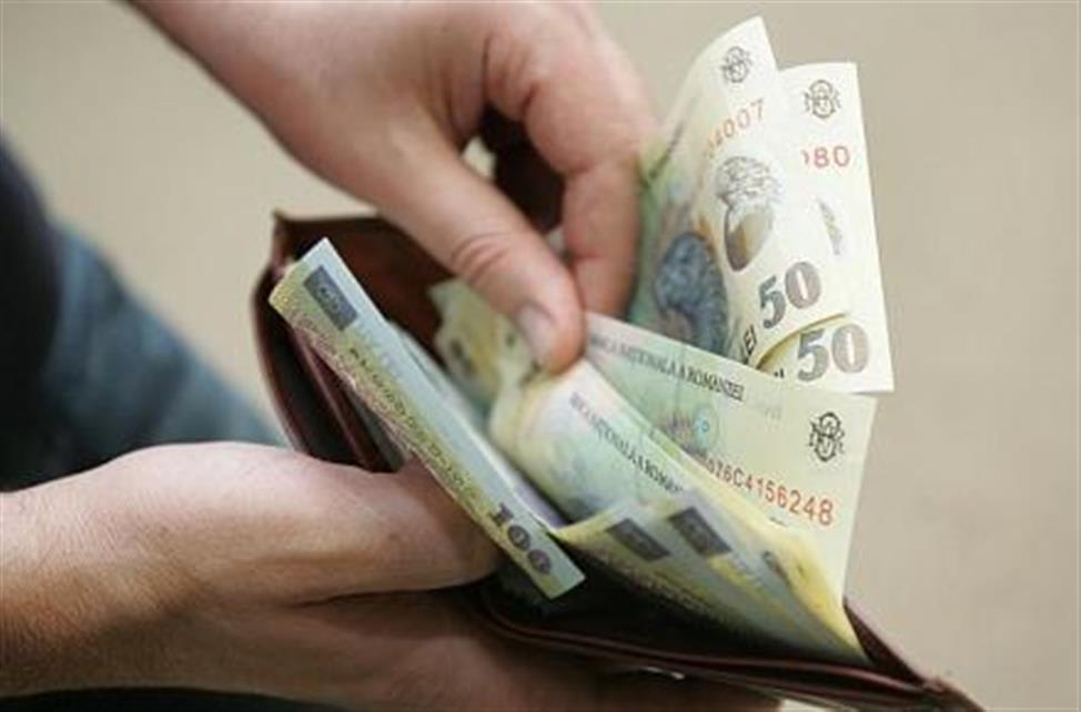 Mai mulți bani pe hârtie, mai puțină putere de cumpărare. România, singura țară din UE cu scădere la început de 2026