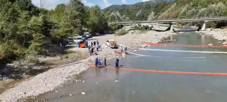 echipe de intervenție în teren, simulare poluare pe râul Putna echipe de intervenție în teren, simulare poluare pe râul Putna