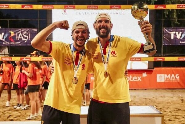 Echipă de beach volley câștigătoare la finala națională Echipă de beach volley câștigătoare la finala națională