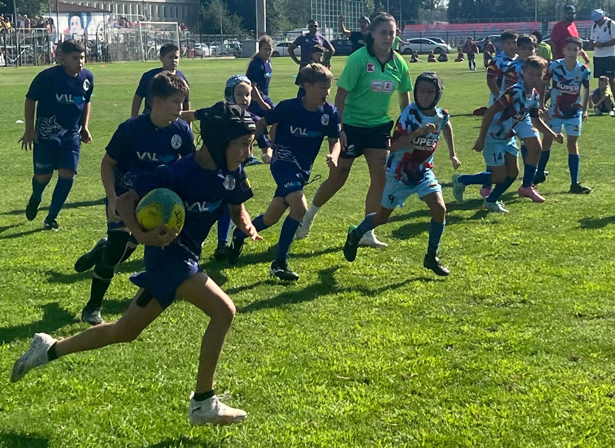 meci de rugby juvenil, copii în acțiune pe teren