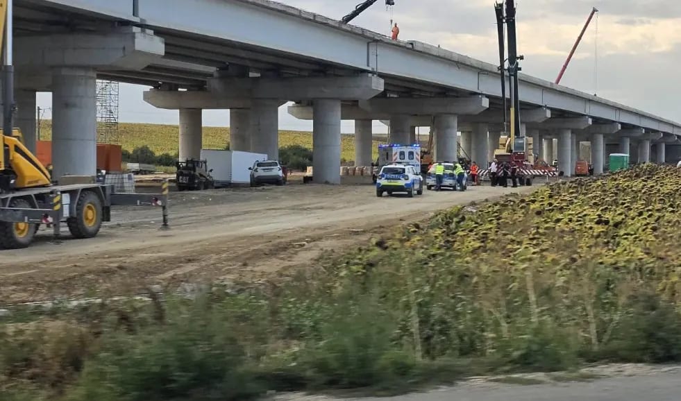 UPDATE: Un muncitor s-a stins din viață după ce a căzut de pe pasajul A7 Bacău-Pașcani