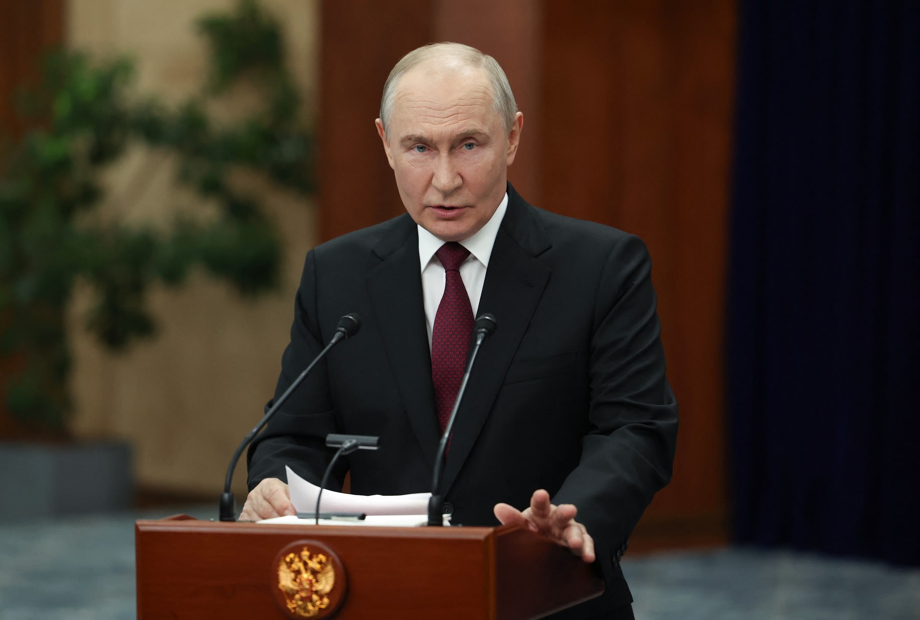 Vladimir Putin a ordonat o pauză de trei zile în atacurile asupra Kievului înainte de vizita emisarilor lui Trump