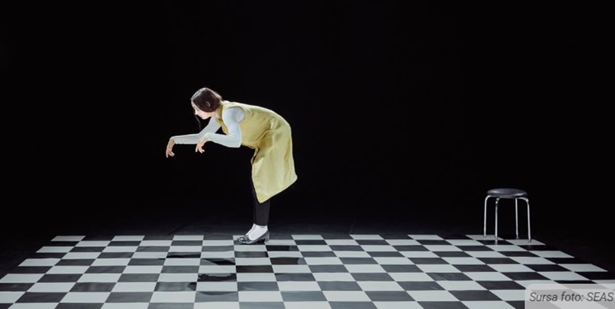 spectacol de teatru și dans, scena cu coregrafie modernă