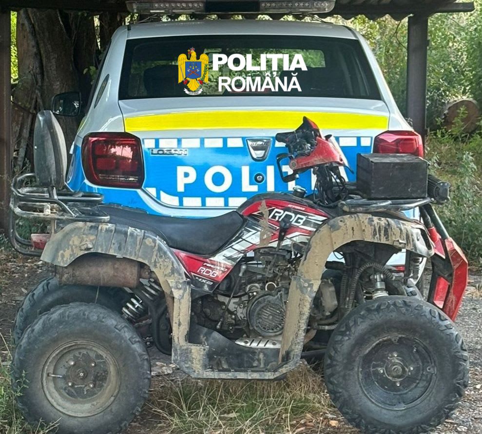 ATV condus pe drum public, polițiști oprind vehiculul ATV condus pe drum public, polițiști oprind vehiculul